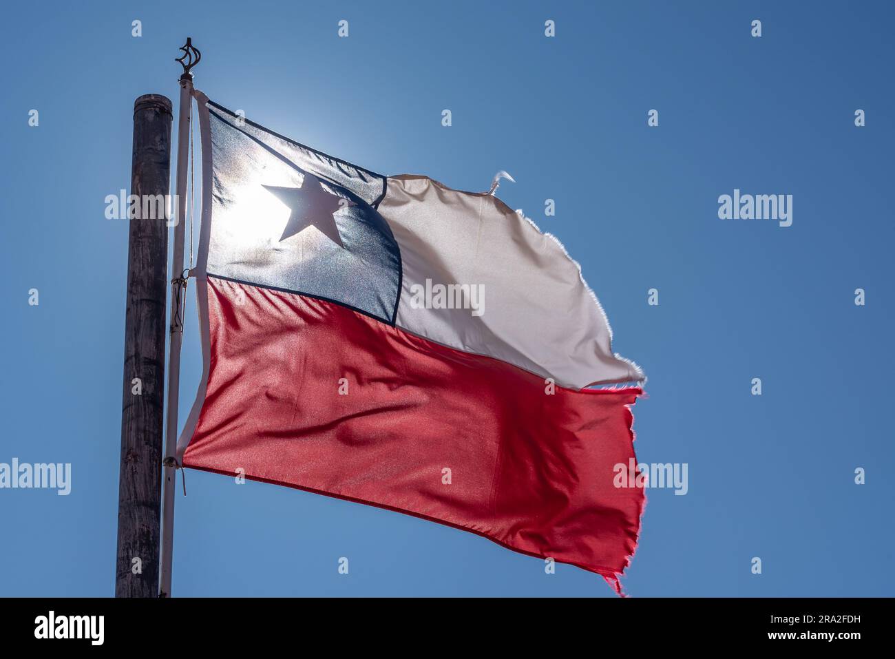 Chiles Nationalflagge gegen die Sonne Stockfoto