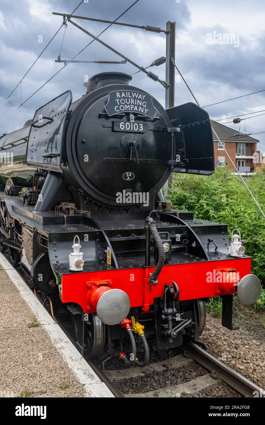 Grantham, Lincolnshire, Großbritannien. 30. Juni 2023 Die weltberühmte Dampfeisenbahn Flying Scotsman in Grantham Station, die im Rahmen der Centenary Celebration von London Kings Cross nach Edinburgh fährt. Fotografiekredit: Matt Limb OBE/Alamy Live News Stockfoto