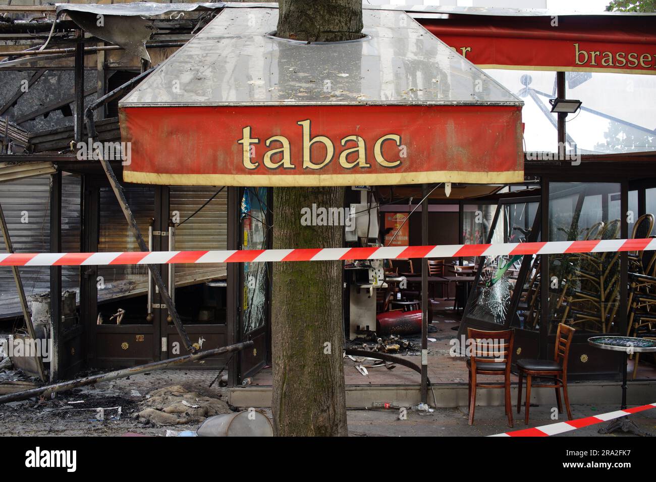 Ein Café wird angegriffen nach einer dritten Nacht der Gewalt und Aufstände wegen Polizeimordes an einem Teenager, Le Village des Fêtes Café, Rue Louise Thuliez, Place de Fêtes, 75019, Paris, Frankreich - 30. Juni 2023 Stockfoto