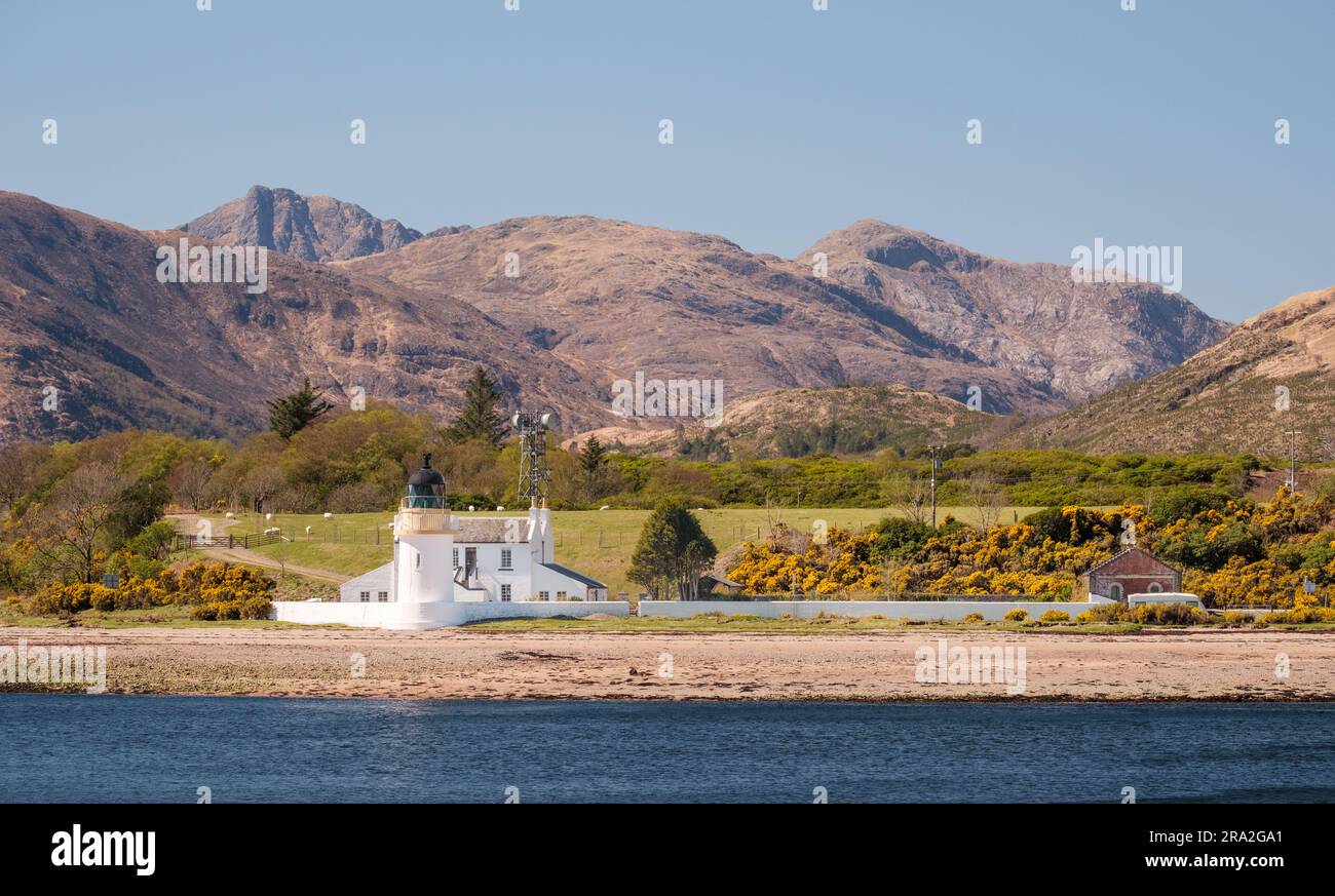 Vom Corran Point Lighthouse in Ardgour blickte man über die Corran Narrows in Loch Linnhe. Sgùrr Dhomhnuill und Beinn Mheadhoin in der Ferne Stockfoto