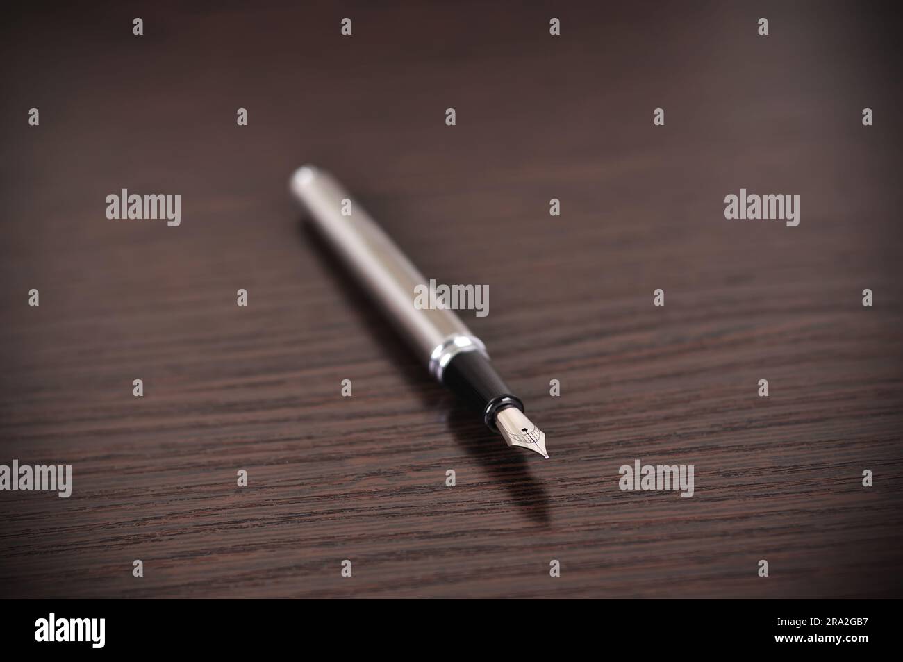 Füllfederhalter auf Holztisch Stockfoto