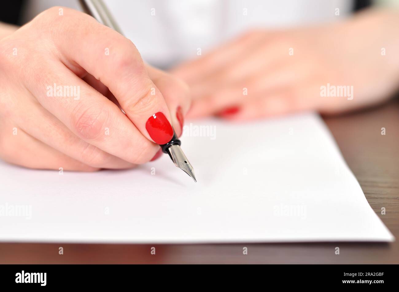 Hand mit Füllfederhalter, auf Papier zeichnen Stockfoto