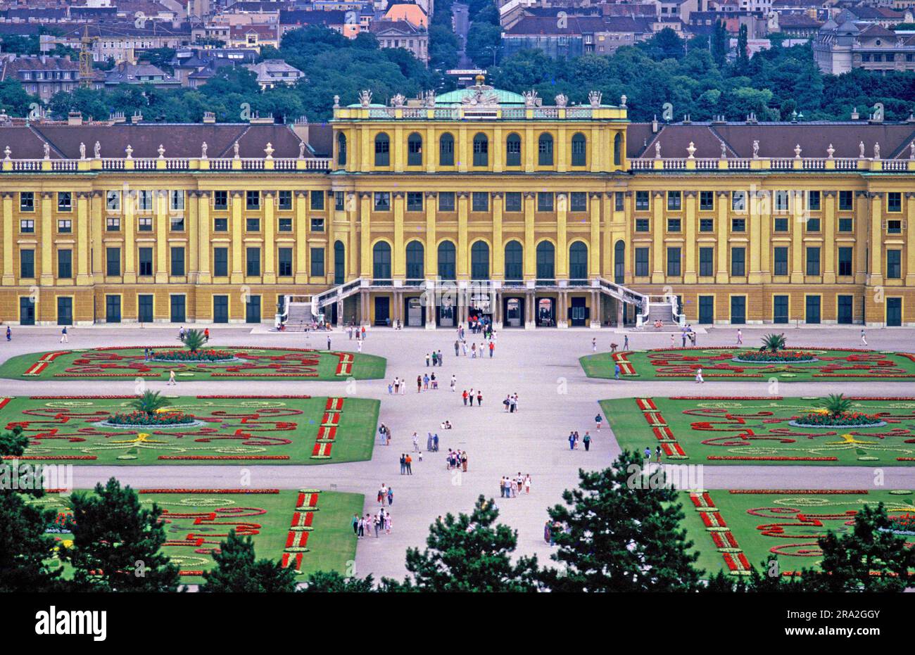 Blick auf das Schloss Schönbrunn von den Gärten, Wien, Österreich Stockfoto