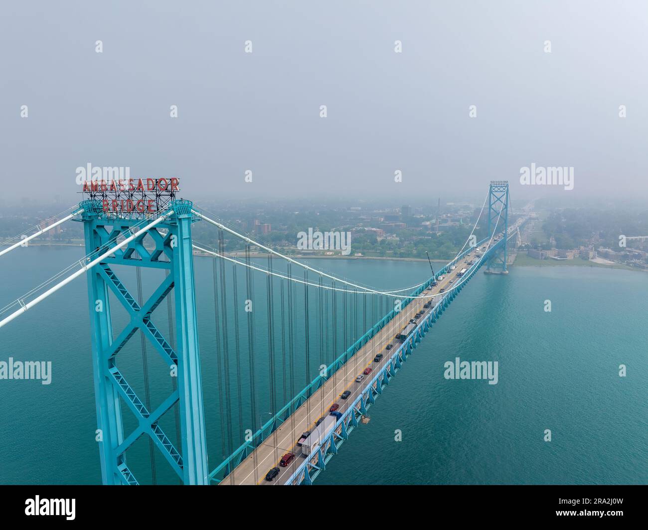 Wildfeuer-Rauch bedeckt Windsor, Ontario, Kanada – die Ambassador Bridge in Detroit, Michigan, USA, aus der Vogelperspektive verursacht gefährliche Luftqualitätsbedingungen Stockfoto