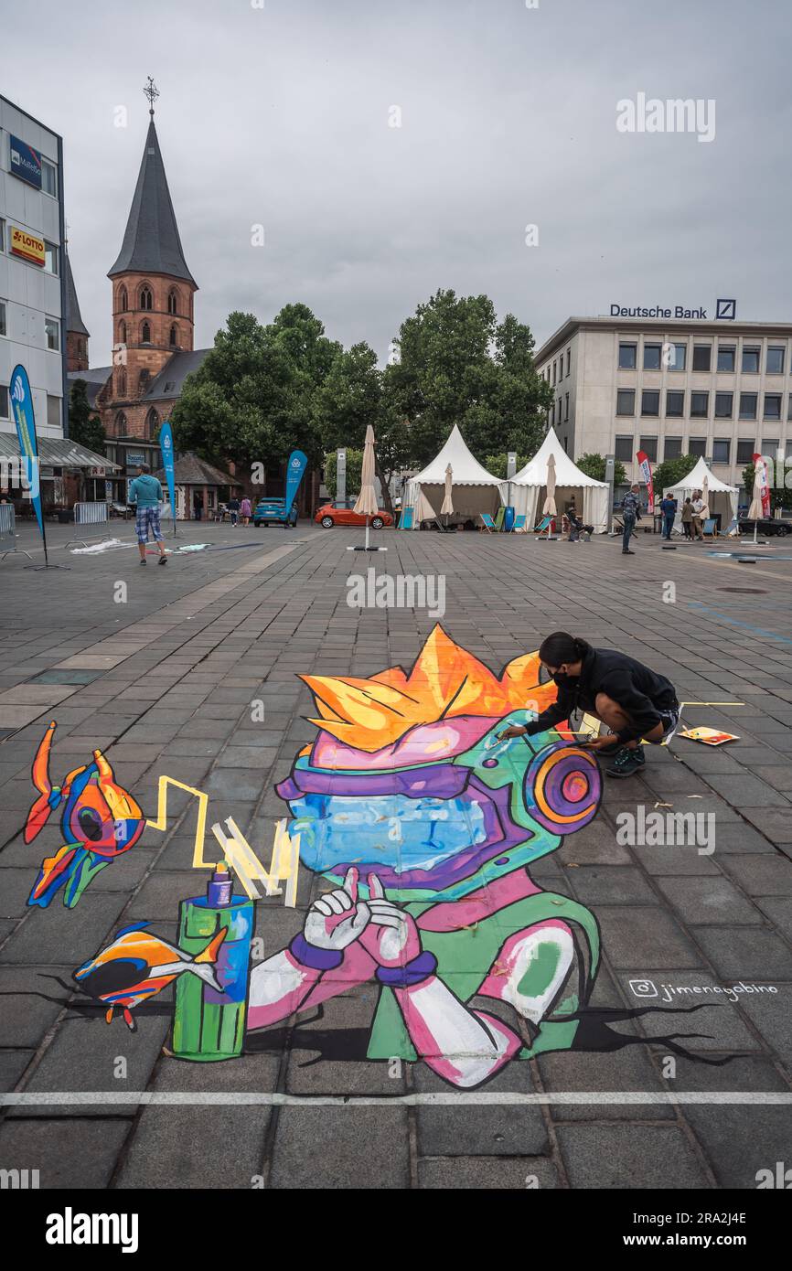 Kaiserslautern, Deutschland. 30. Juni 2023. Die mexikanische Künstlerin Jimena Gabino beendet ihr 3D-Bild. Elf internationale Künstler aus 6 Ländern verwandelten den Stiftsplatz (Platz) in dreidimensionale Kunst, wobei das Thema „Digitalisierung und intelligente Stadt“ dieses Jahr stand. 3D Street Art nutzt die Perspektive, um eine optische Illusion des Weltraums zu erzeugen. Die Besucher konnten alle Künstler bei der Arbeit drei Tage lang beobachten. Dies ist der dritte und letzte Tag der Veranstaltung. Kredit: Gustav Zygmund/Alamy News Stockfoto