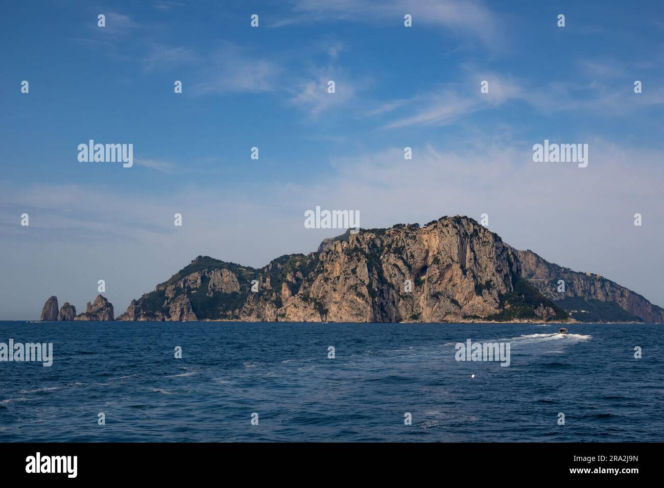 Annäherung an die Insel Capri im Tyrrhenischen Meer vor der Halbinsel Sorrent, Italien Stockfoto