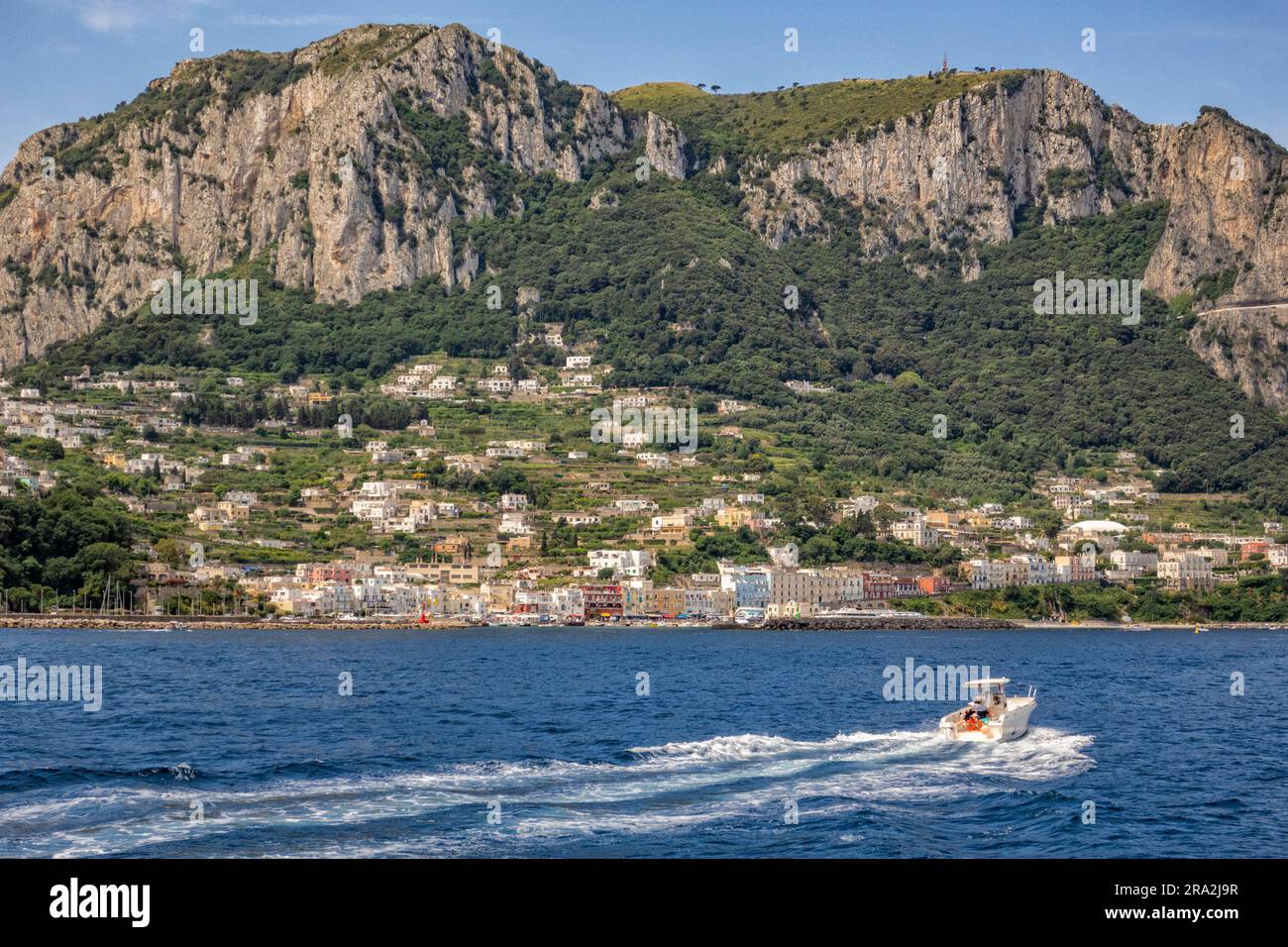 Wir nähern uns Marina Grande auf der Insel Capri im Tyrrhenischen Meer vor der Halbinsel Sorrent, Italien Stockfoto