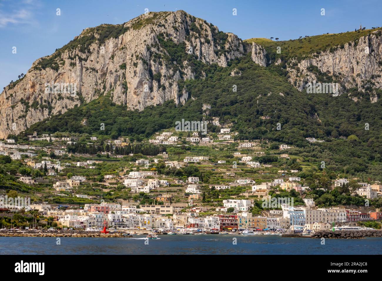 Wir nähern uns Marina Grande auf der Insel Capri im Tyrrhenischen Meer vor der Halbinsel Sorrent, Italien Stockfoto