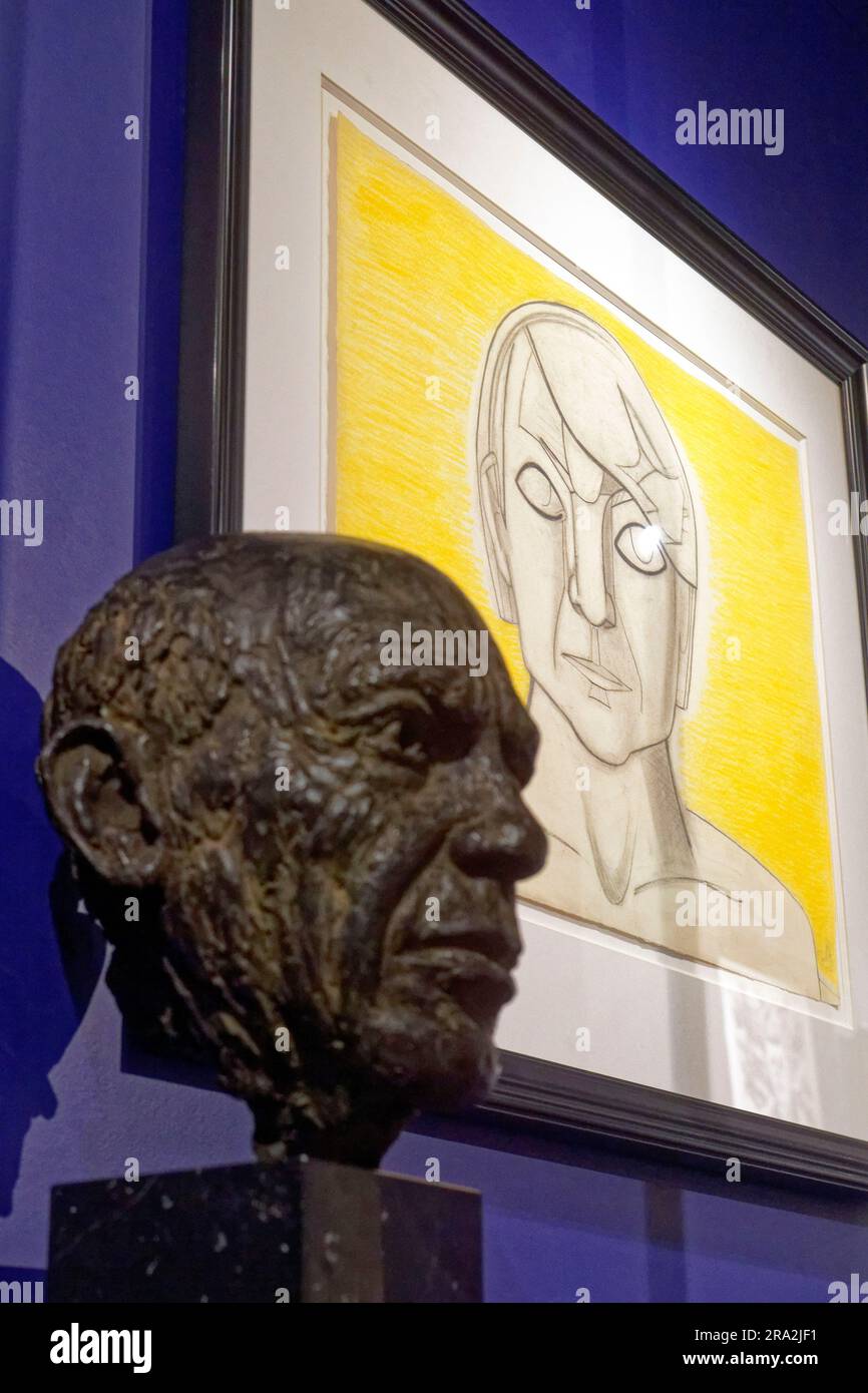 Frankreich, Alpes Maritimes, Mougins, Mougins Classical Art Museum, Picassos Modell, Skulptur von Gabriël Sterck und Pablo auf gelbem Hintergrund, Porträt von Picasso von Francoise Gilot, Bleistift und Buntstifte auf Papier (1946) Stockfoto