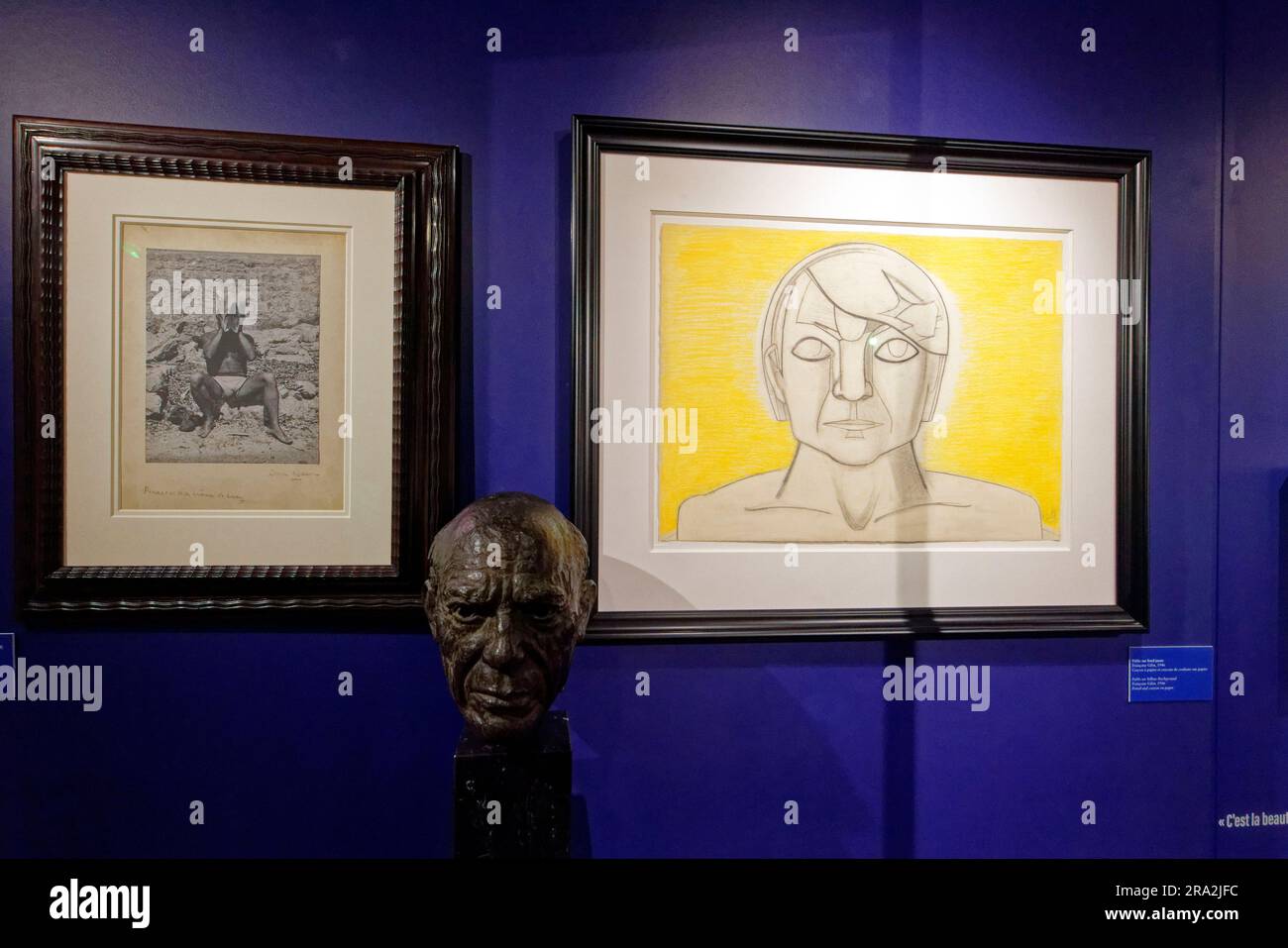 Frankreich, Alpes Maritimes, Mougins, Mougins Classical Art Museum, zwei Werke von Begleitern von Pablo Picasso: Rechts, Pablo auf gelbem Hintergrund, Porträt von Picasso von Francoise Gilot, Bleistift und Buntstifte auf Papier (1946). Auf der linken Seite ist ein Foto von Picasso von Dora Maar mit der Unterschrift und dem Titel Picasso mit Ochsenschädel. In der Mitte steht Picassos Modell, Skulptur von Gabriël Sterck Stockfoto