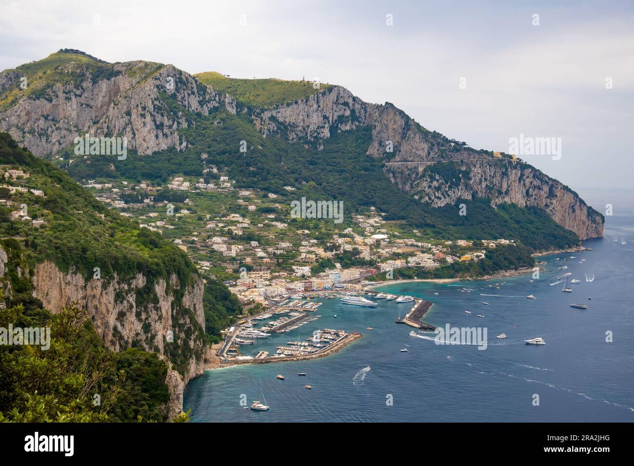 Blick auf die Marina Grande auf der Insel Capri im Tyrrhenischen Meer vor der Halbinsel Sorrent, Italien Stockfoto