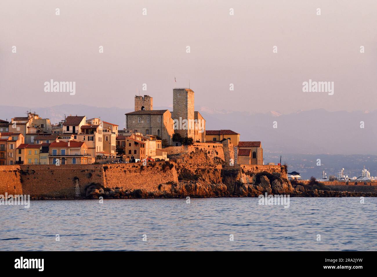 Frankreich, Alpes Maritimes, Antibes, die Altstadt und die Wache von Vauban lassen die beiden Sarazenen-Türme des Picasso-Museums und der Kathedrale Notre Dame von der Unbefleckten Empfängnis erscheinen Stockfoto