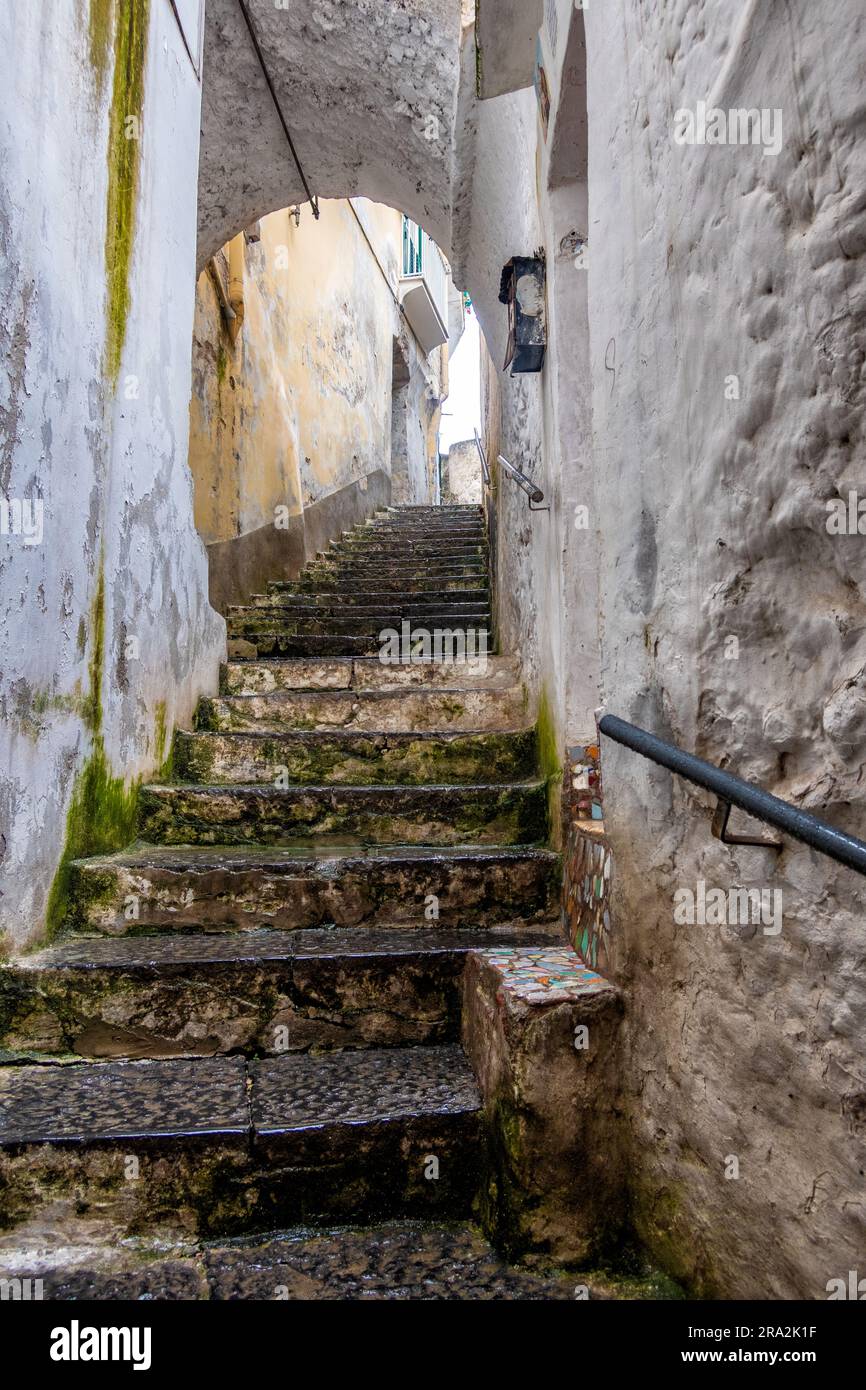 Enge Straße in der Stadt Amalfi an der Amalfiküste, Salerno, Kampanien, Italien Stockfoto