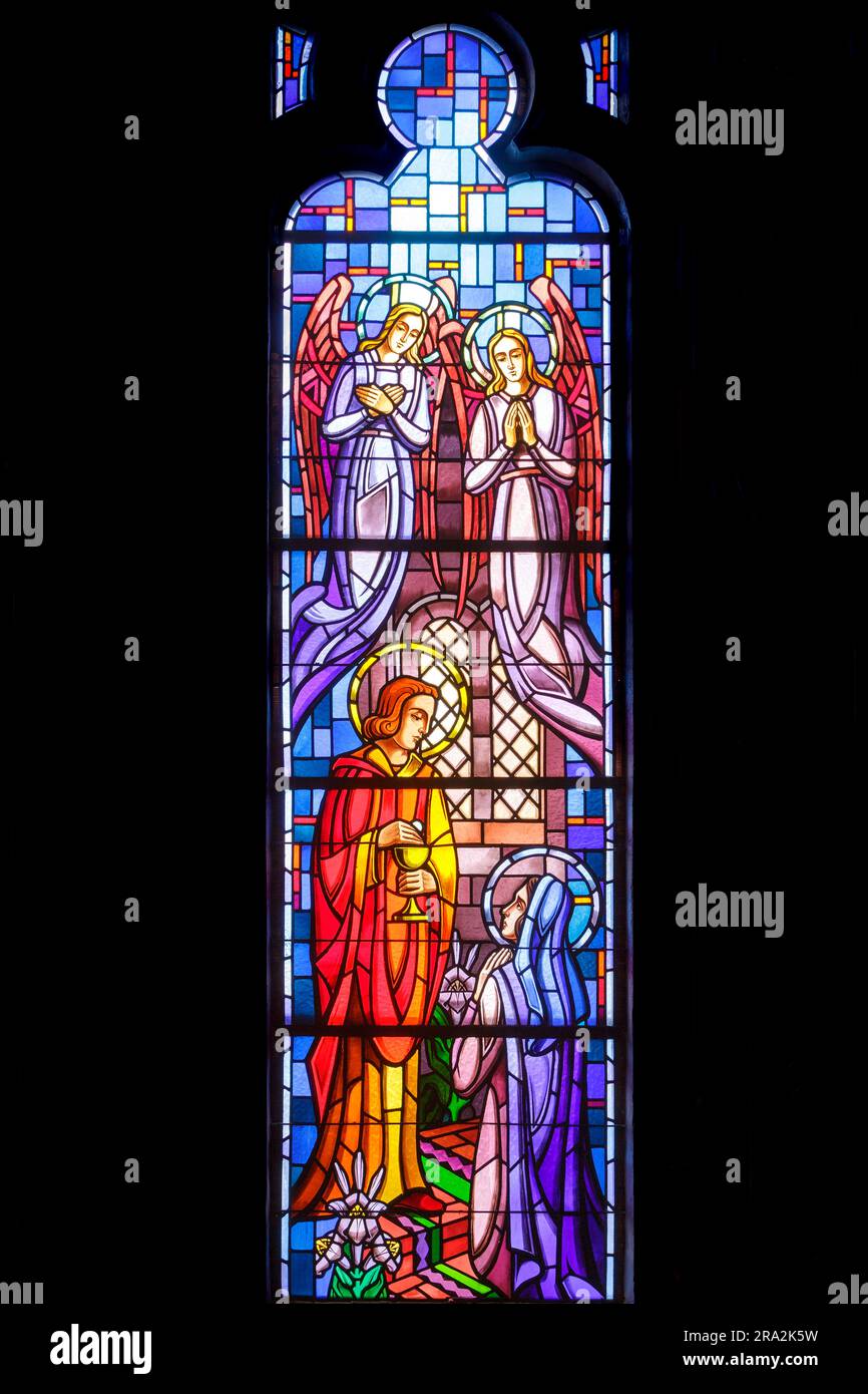 Frankreich, Meurthe et Moselle, Nancy, die Kapelle der Jungfrau Maria und der Heilige Josef des ehemaligen Klosters der Soeurs de la Sainte Enfance de Marie (Schwestern der heiligen Kindheit der Maria), dann soeurs de l'Alliance, erbaut 1875 vom Architekten Leon Vautrin, Heute befindet sich das Dokumentationszentrum und die Mehrzweckhalle der Berufsschule Claude Daunot am Boulevard Georges Clemenceau, ein Buntglasfenster von Benoit Freres (Brüder Benoit), der 1949 die biblische Geschichte des Heiligen Jean repräsentiert, der vor zwei Engeln betet, die Jungfrau kommunizierte Stockfoto