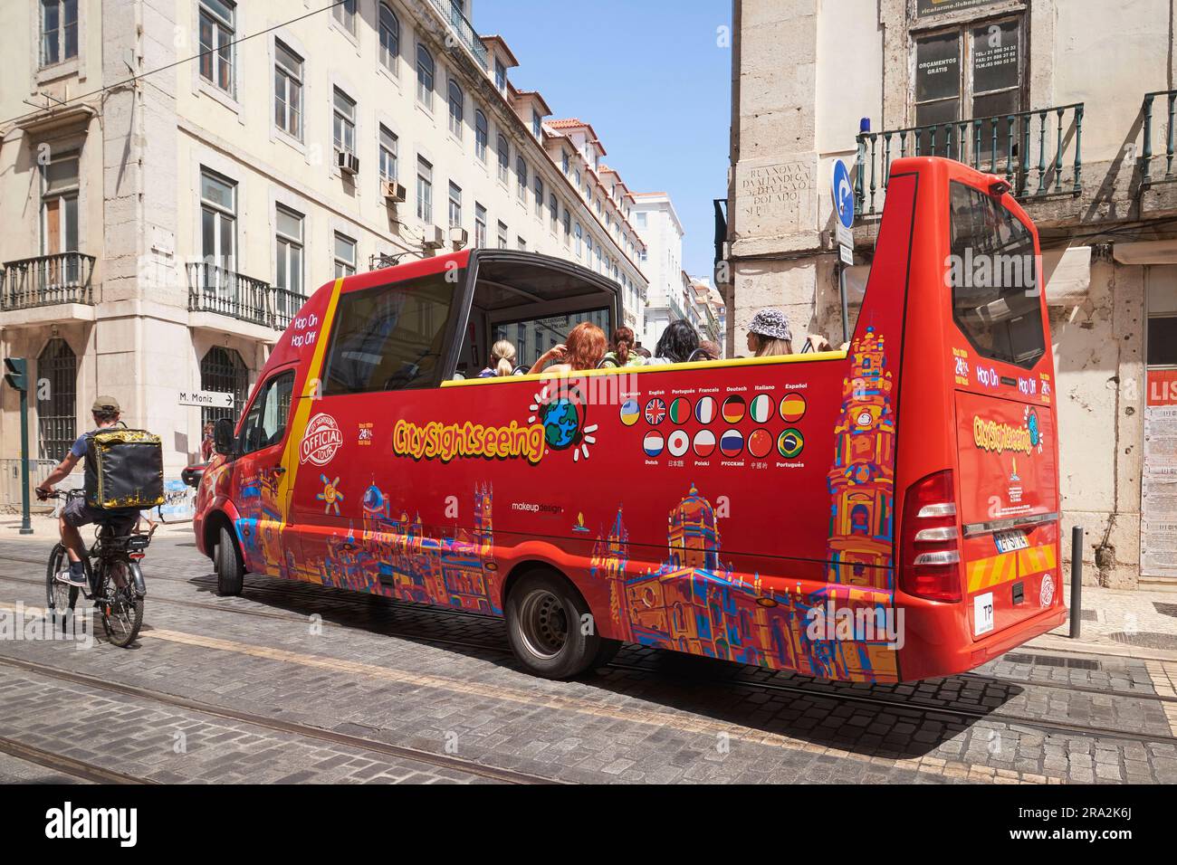 Portugal, Lissabon, Hop-on-Hop-off-Tour im Doppeldeckerbus mit offenem Oberdeck Stockfoto