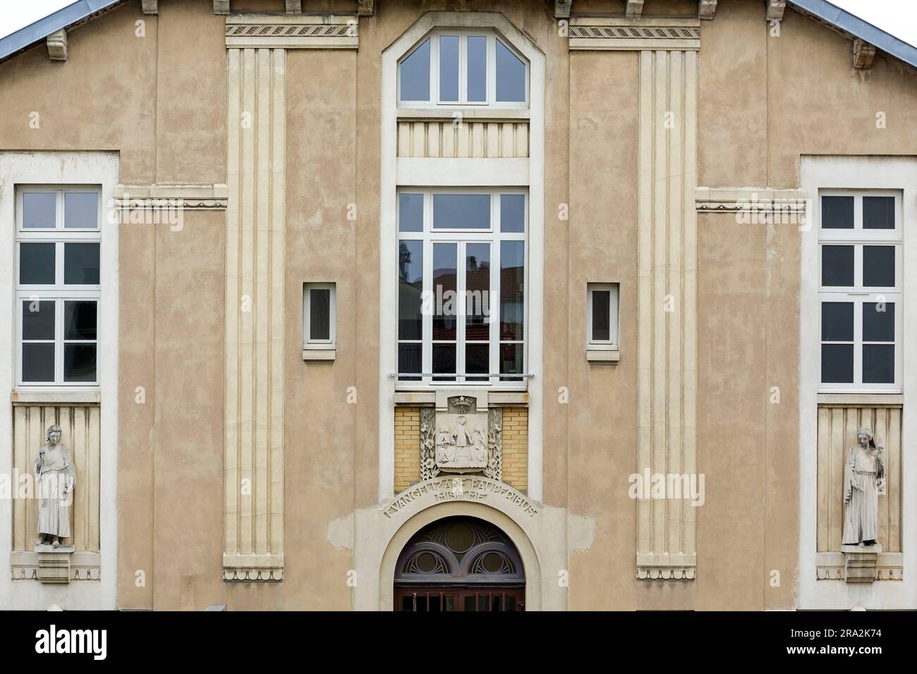 Frankreich, Meurthe et Moselle, Nancy, Fassade im Art déco-Stil der ehemaligen Ecole Menagere, dann Berufsschule der Sainte Enfance de Marie (Holly Kindheit der Jungfrau Maria), dann Ecole de l'Alliance heute Ecole Daunot (Daunot-Schule), erbaut 1914 vom Architekten Jules Criqui am Boulevard Geroges Clemenceau Stockfoto