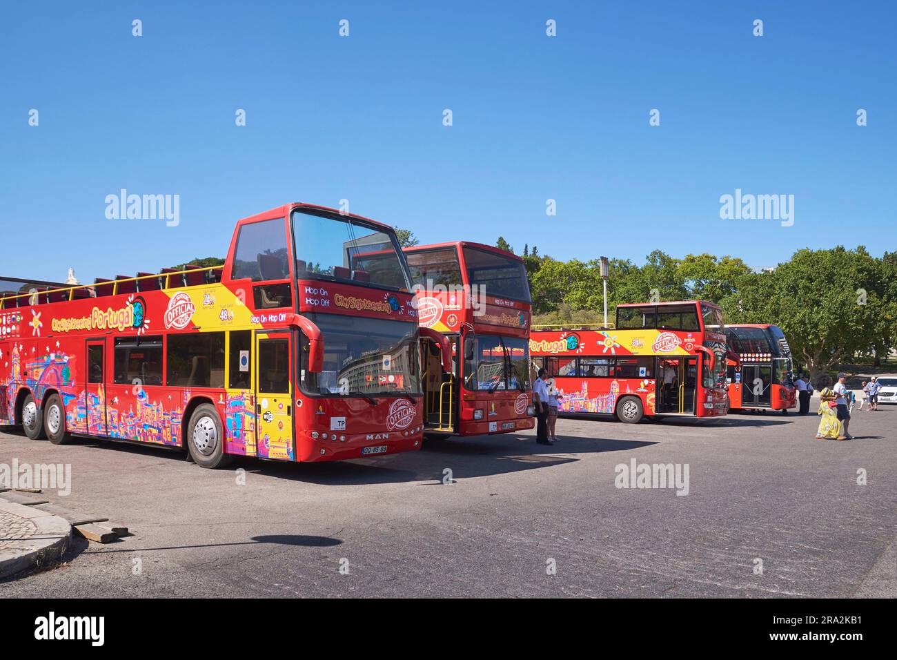 Portugal, Lissabon, avenida da Liberdade, Hop-on-Hop-off-Tour im Doppeldeckerbus mit offenem Oberdeck Stockfoto