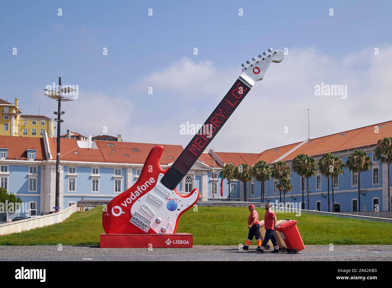 Portugal, Lissabon, Place du Commerce, Guitare Rouge avec la publicité de Vodafone/Portugal, Lissabon, Handelsplatz, Rote Gitarre mit Vodafone-Werbung Stockfoto