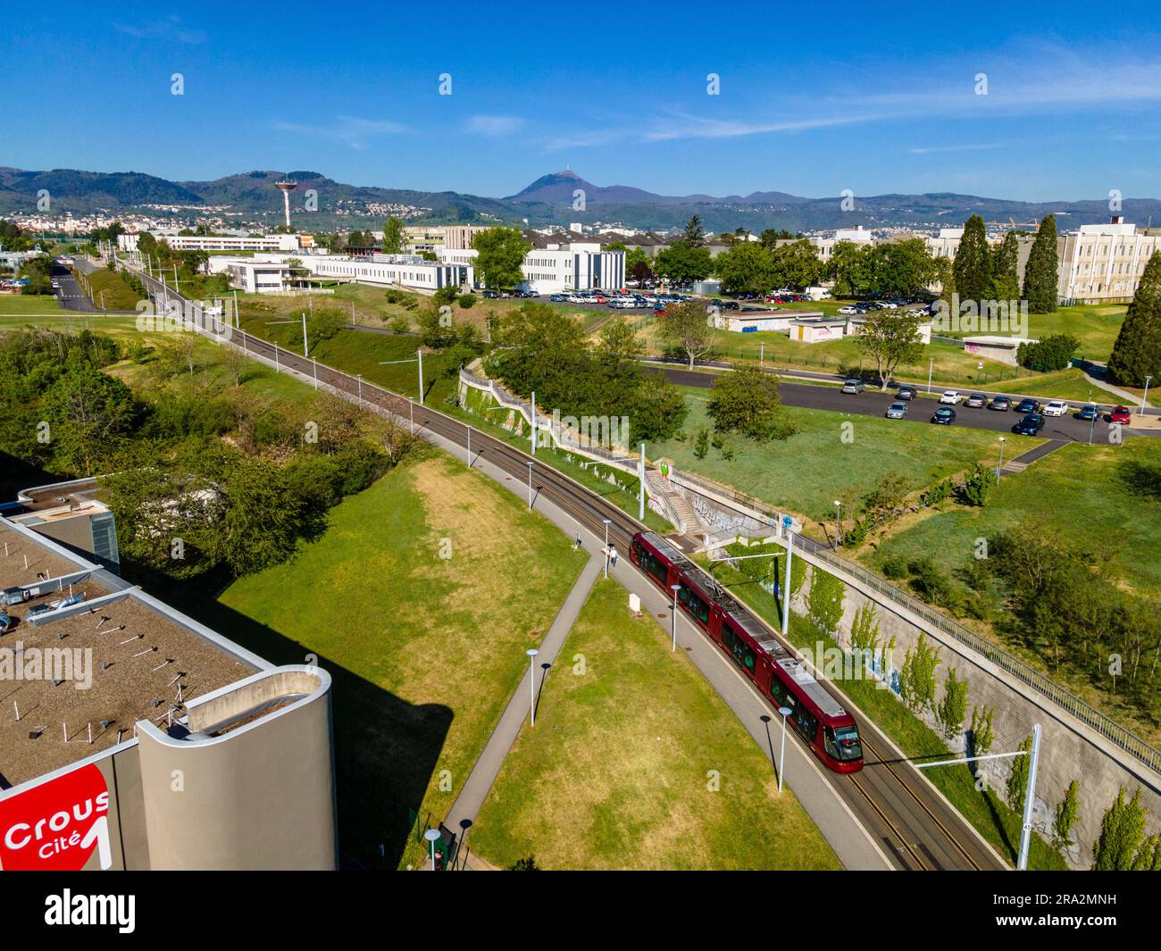 Frankreich, Puy-de-Dome, Clermont-Ferrand, Cezeaux Campus, Chaine des Puys im Hintergrund, das von der UNESCO zum Weltkulturerbe erklärt wurde (Luftaufnahme) Stockfoto