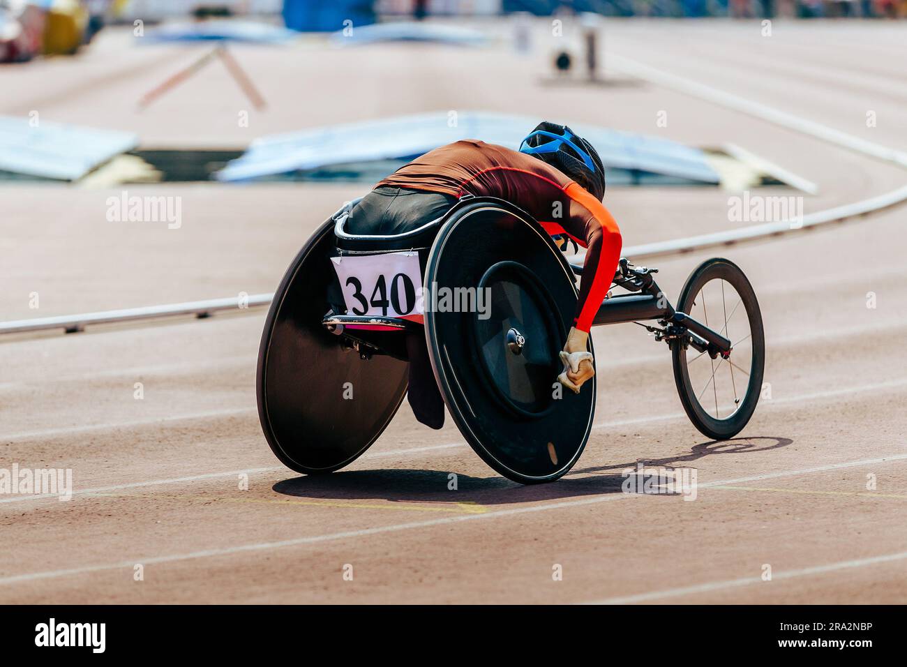Sportlerin im Rollstuhl-Rennsportstadion bei Paraathletik-Wettkämpfen, Sommersportspielen Stockfoto