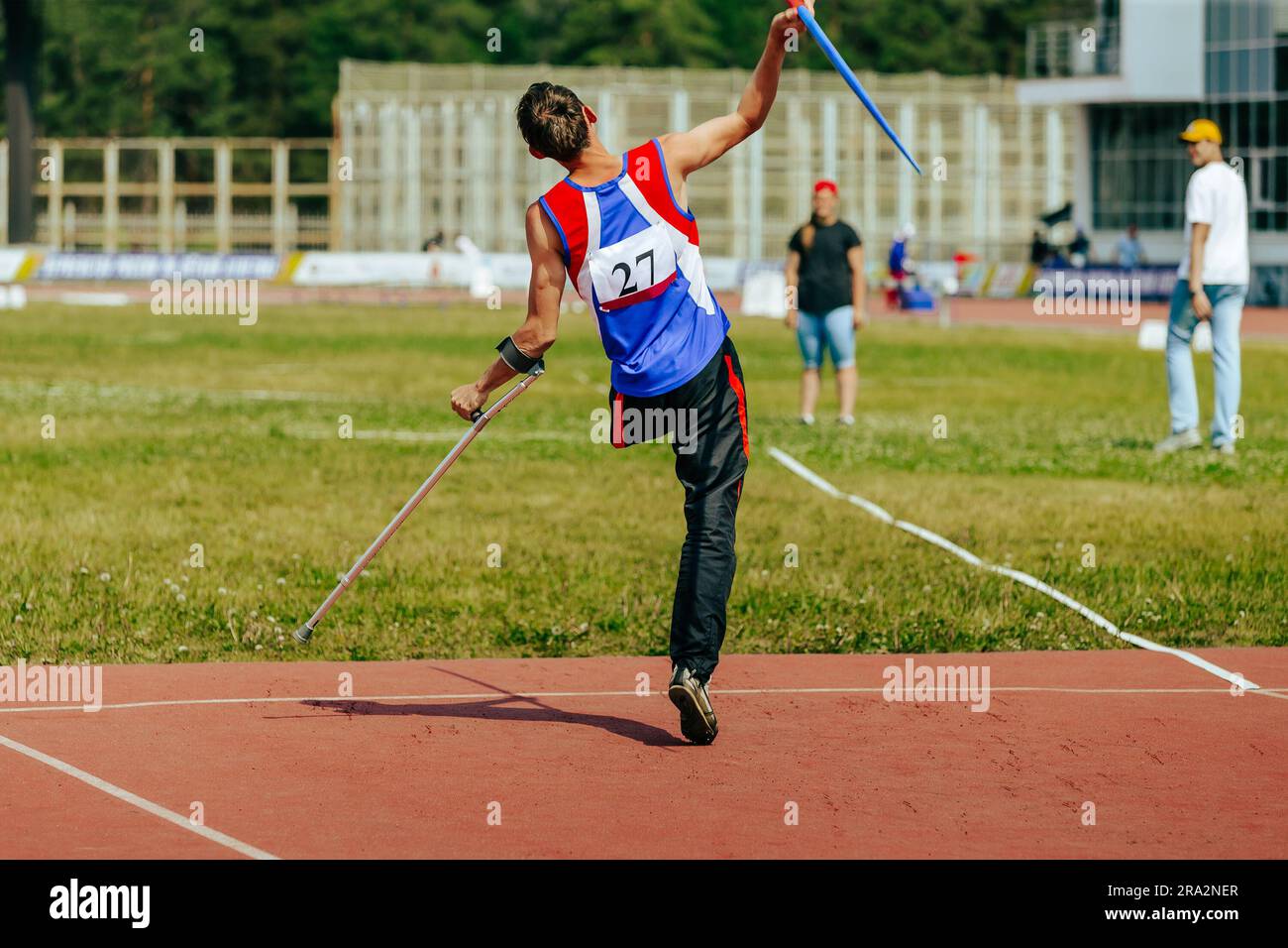 Männlicher Athlet ohne Bein mit Krücken-Speerwurf bei Leichtathletik-Meisterschaften, Sommersportspielen Stockfoto