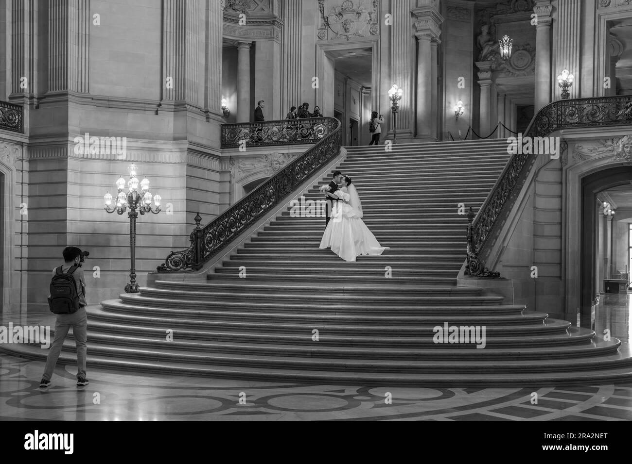 Ein asiatisches Paar, das Hochzeitsfotos im Rathaus in San Francisco, USA, macht Stockfoto