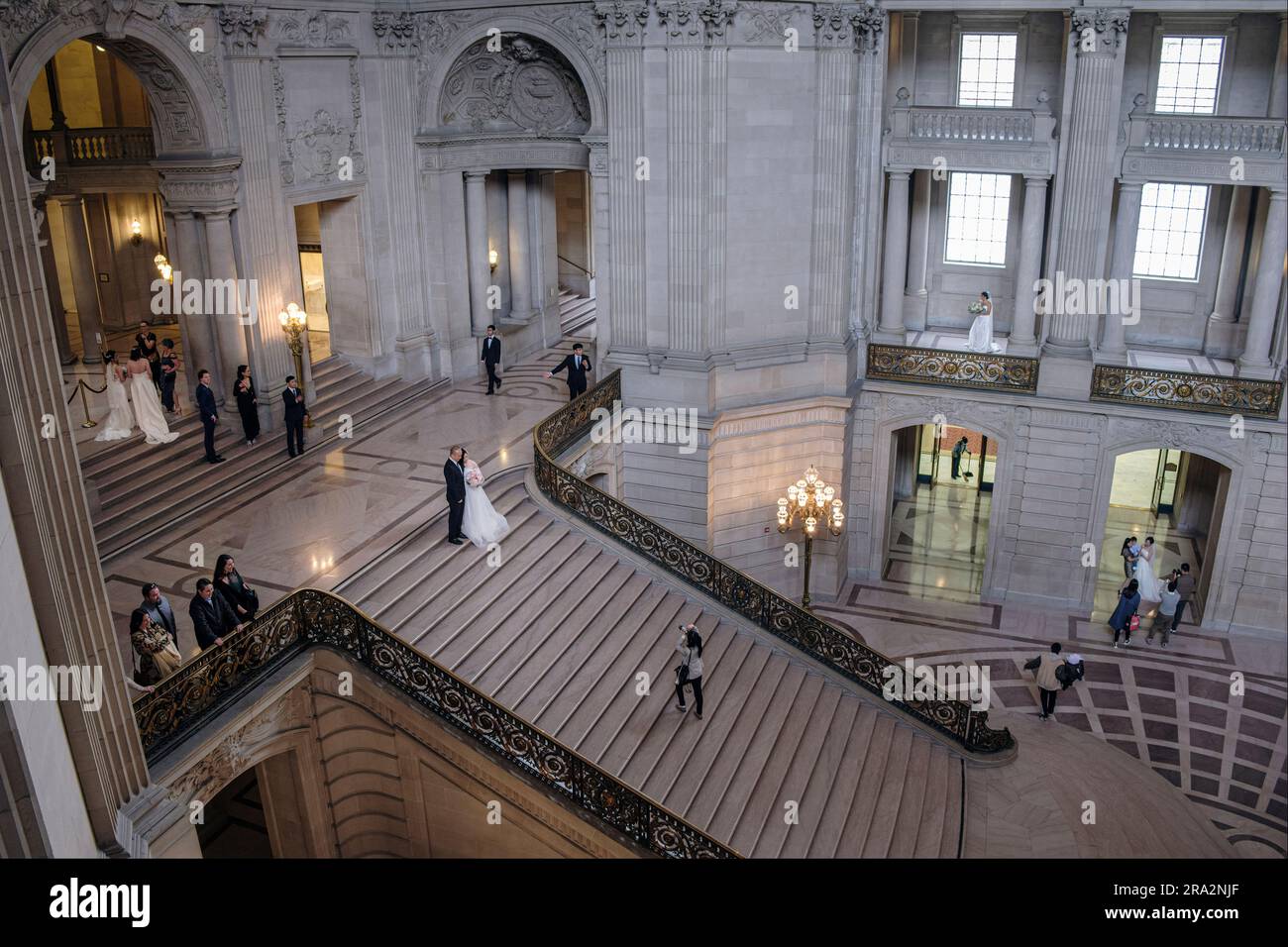 Hochzeitspaare im Rathaus in San Francisco, USA Stockfoto