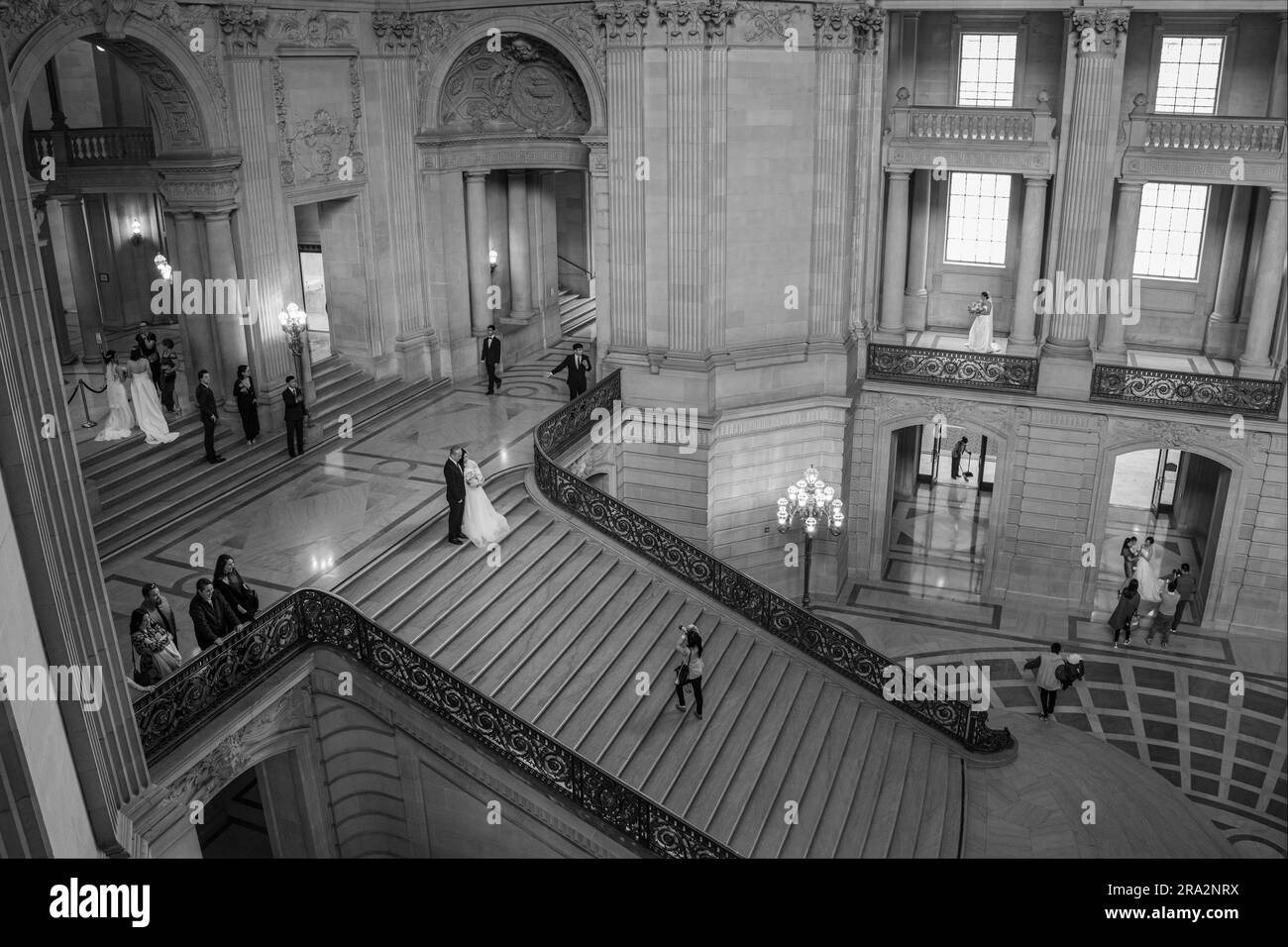 Hochzeitspaare im Rathaus in San Francisco, USA Stockfoto