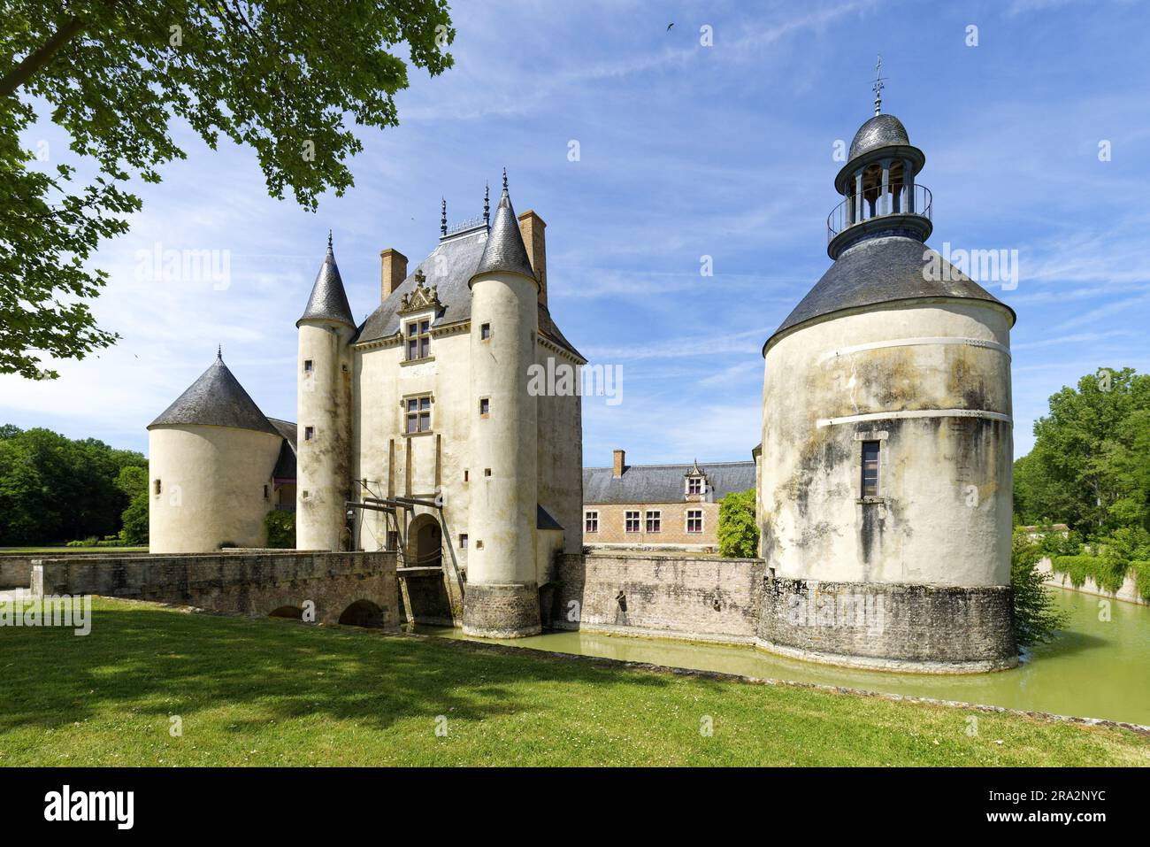 Frankreich, Loiret, Chilleurs aux Bois, Schloss Chamerolles, Kastellum-Eingang mit Zugbrücke, Eigentum des Departements Loiret Stockfoto