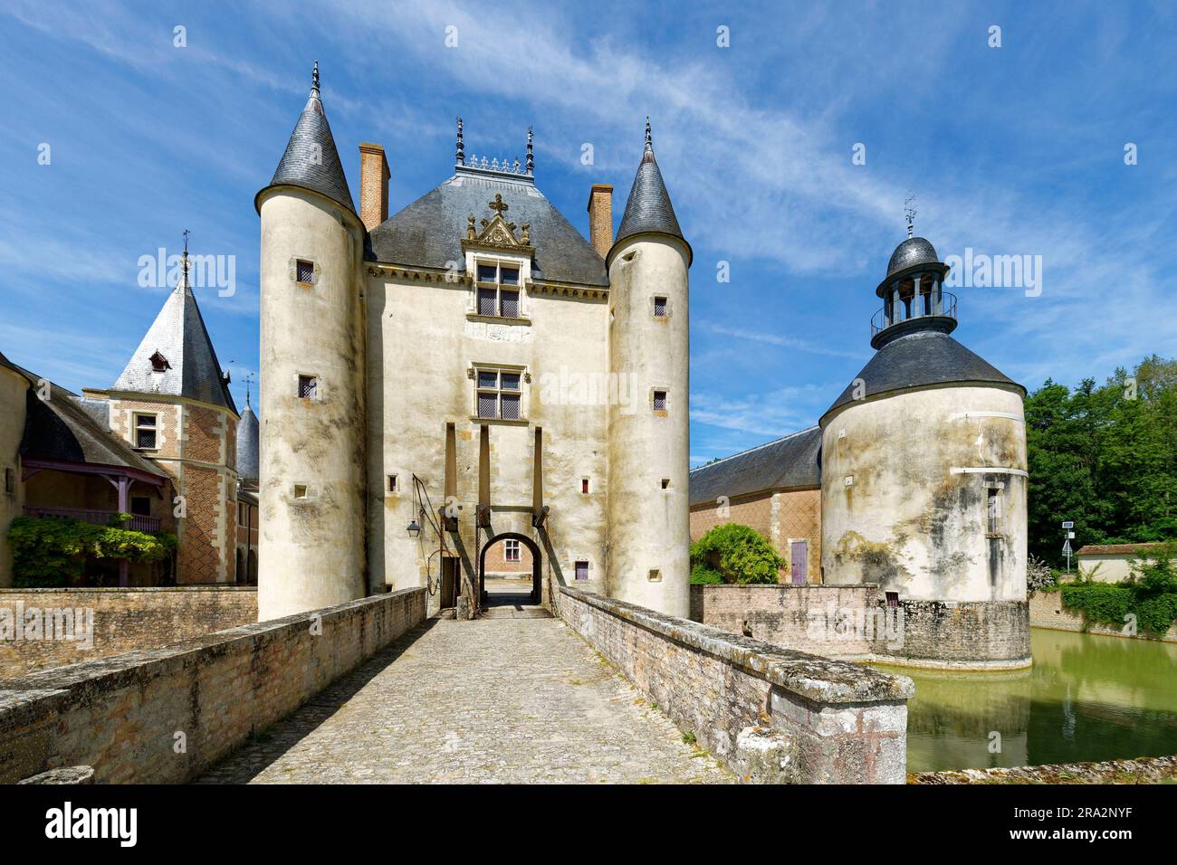 Frankreich, Loiret, Chilleurs aux Bois, Schloss Chamerolles, Kastellum-Eingang mit Zugbrücke, Eigentum des Departements Loiret Stockfoto