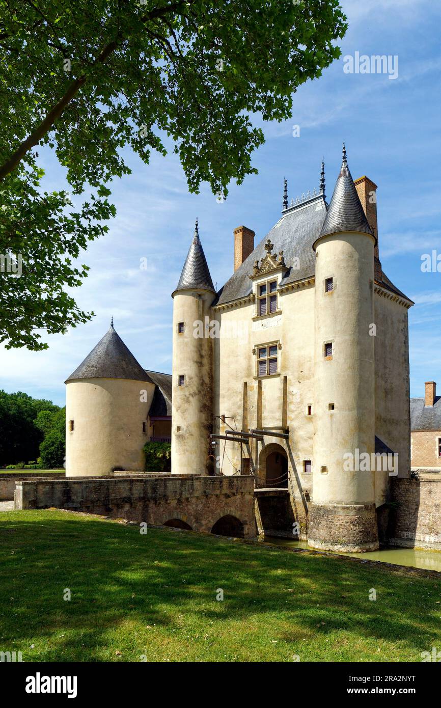 Frankreich, Loiret, Chilleurs aux Bois, Schloss Chamerolles, Kastellum-Eingang mit Zugbrücke, Eigentum des Departements Loiret Stockfoto