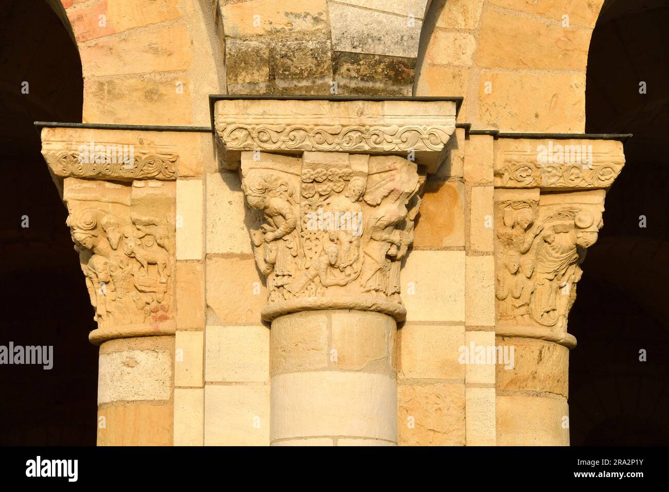 Frankreich, Loiret, Loiretal, das von der UNESCO zum Weltkulturerbe erklärt wurde, Saint Benoit sur Loire, Saint Benoit sur Loire Benediktinerabtei oder Fleury Abtei, die Hauptstadt im Verandaturm Stockfoto