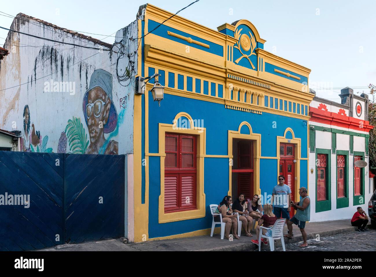 Brasilien, Nordeste, Olinda, Leute, die reden Stockfoto