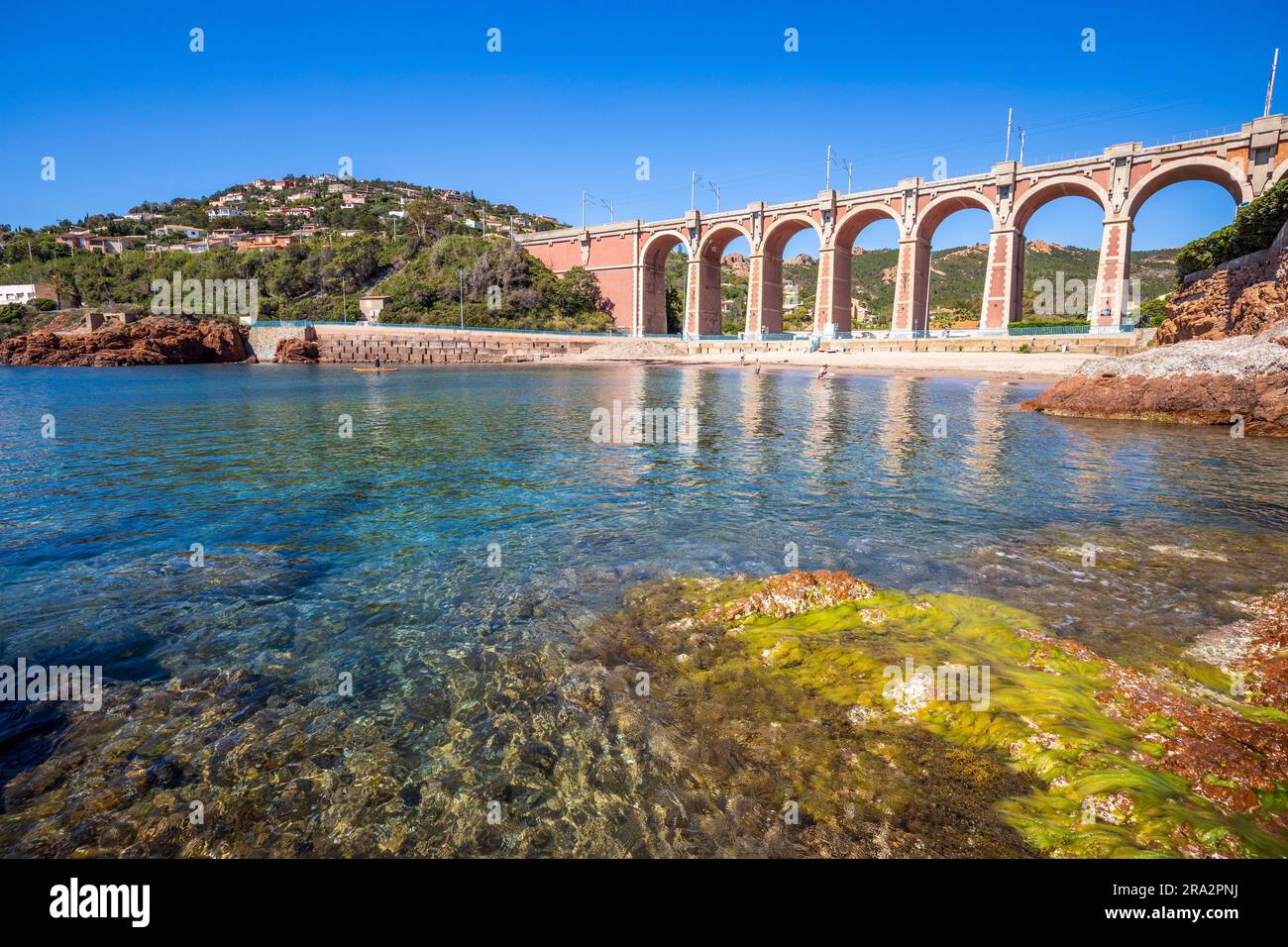 Frankreich, Var, Saint-Raphaël, Strand und Viadukt der Calanque d'Anthéor an der Küstenstraße Corniche d'Or oder Corniche de l'Estérel Stockfoto