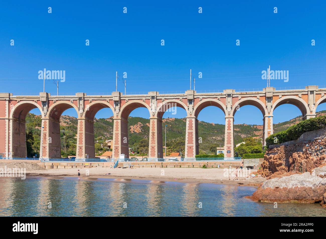 Frankreich, Var, Saint-Raphaël, Strand und Viadukt der Calanque d'Anthéor an der Küstenstraße Corniche d'Or oder Corniche de l'Estérel Stockfoto