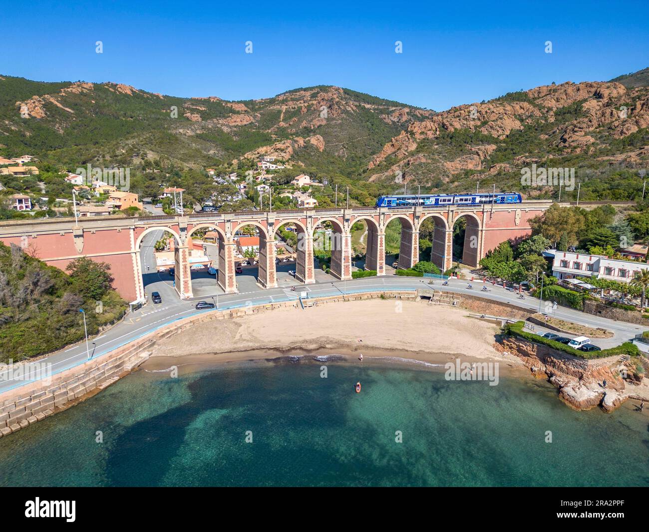 Frankreich, Var, Saint-Raphaël, ein Regionalzug überquert das Viadukt Calanque d'Anthéor über der Küstenstraße Corniche d'Or oder Corniche de l'Estérel (Luftaufnahme) Stockfoto