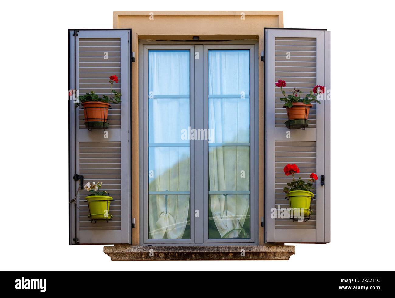 Traditionelle Fenster mit grauen Fensterläden, Blumentopf, europa, isoliert, weißer Hintergrund Stockfoto