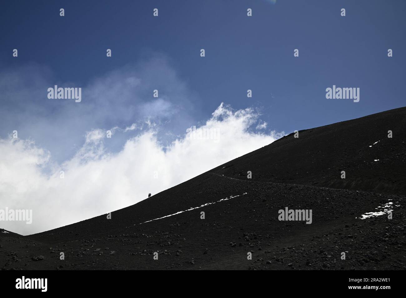 Landschaft mit malerischem Blick auf Trekker auf dem Weg von La Montagnola auf der südöstlichen Seite des Ätna in Sizilien, Italien. Stockfoto