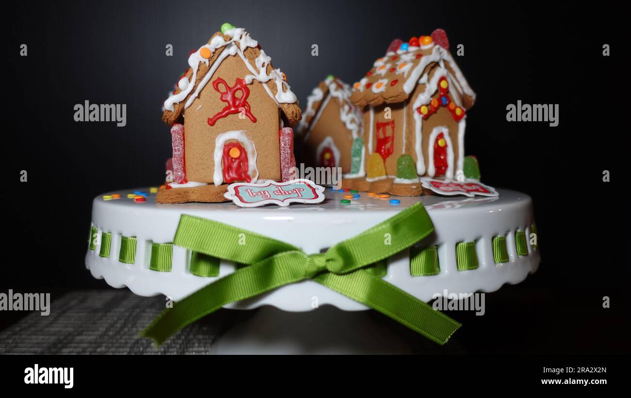 Drei Lebkuchenhäuser auf einem weißen Teller Stockfoto