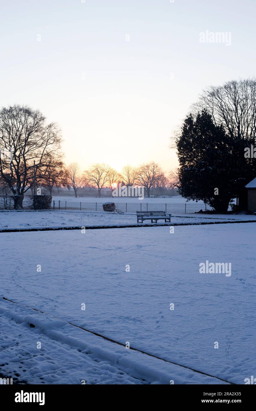 Ein schneebedeckter Park in Ilford, East London. Stockfoto