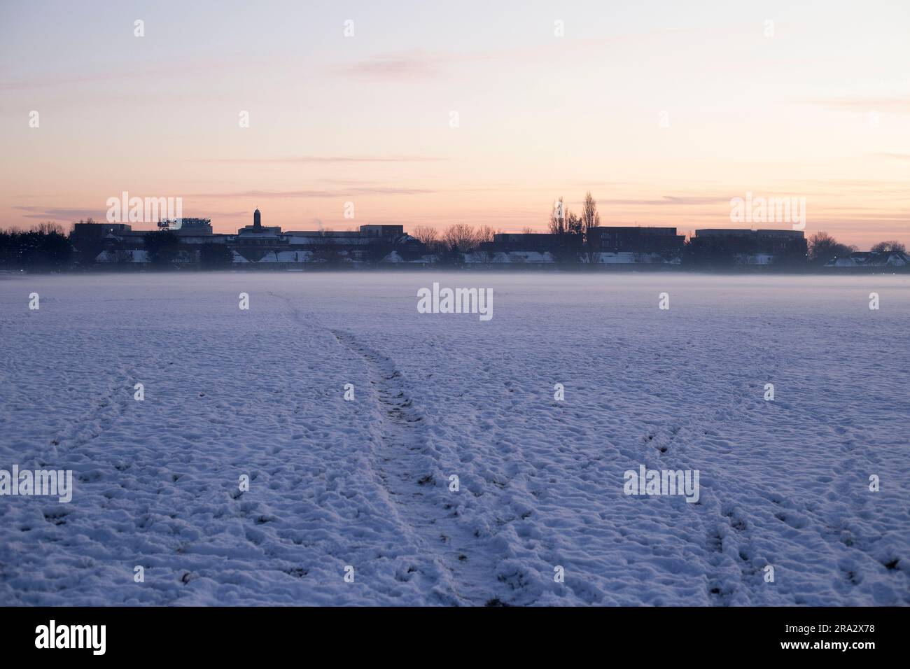 Ein schneebedeckter Park in Ilford, East London. Stockfoto