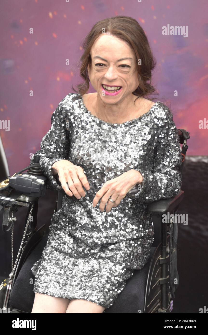 28. Juni 2023 Liz Carr bei der britischen Premiere von Netflix "The Witcher" Staffel 3, London. Sue Andrews/Alamy. Stockfoto