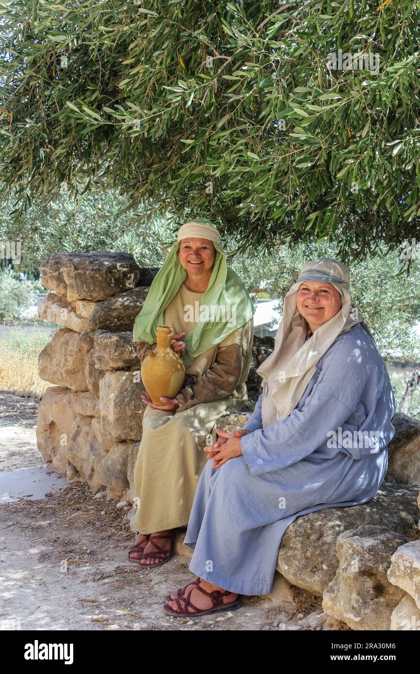 Schauspielerinnen stellen Frauen aus dem ersten Jahrhundert im Nazareth Village Open Air Museum in Nazareth, Israel, dar. Stockfoto