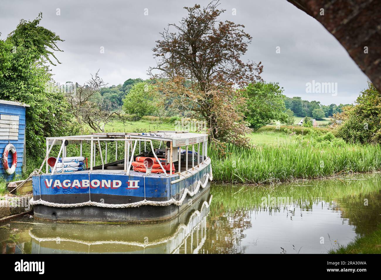 Das Kreuzfahrtschiff Vagabond II, das an der unteren Schleuse bei Foxton Locks am Grand Union Canal, England, festgemacht ist. Stockfoto