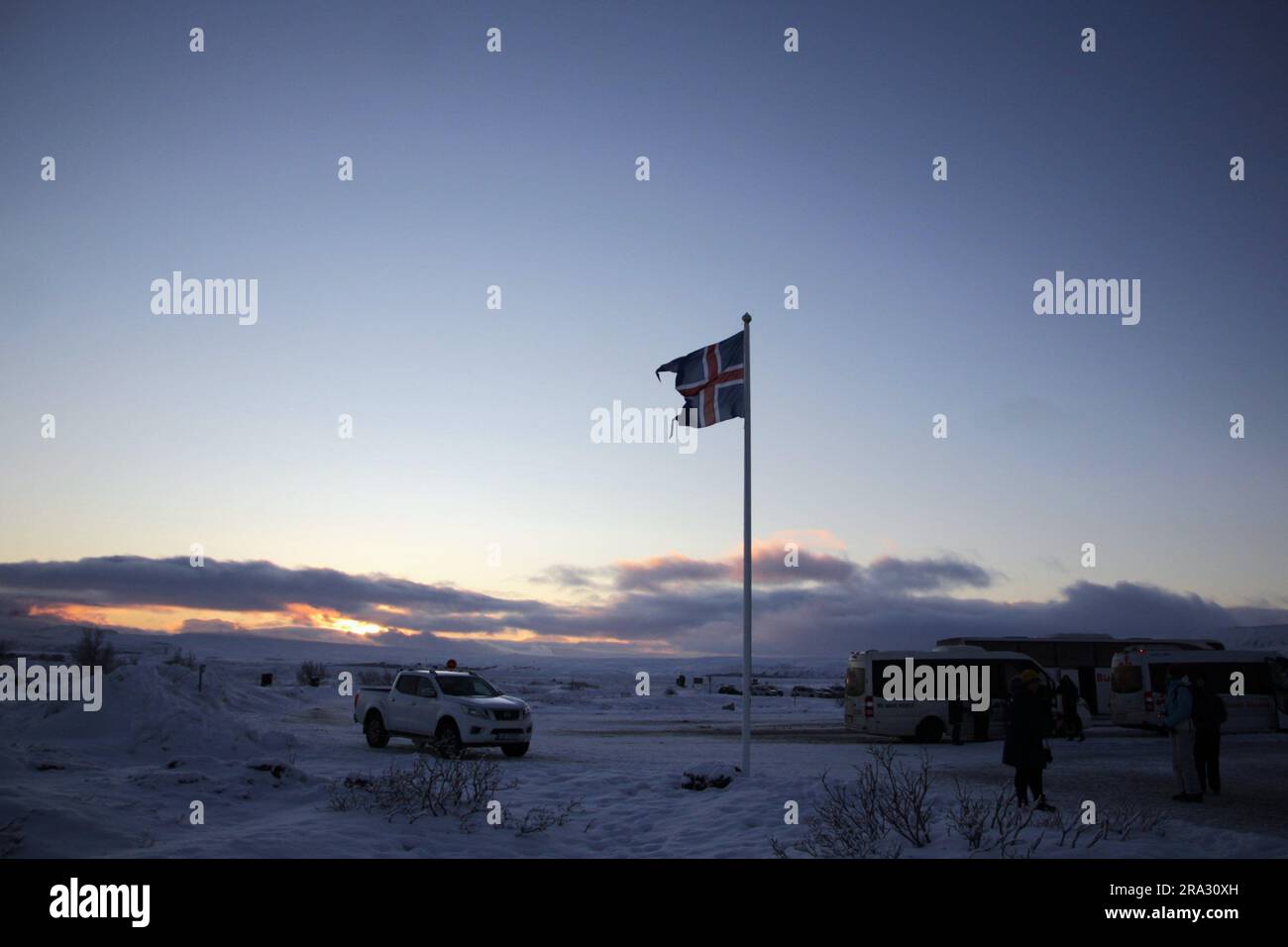 die isländische Flagge während des Road Trip Stockfoto