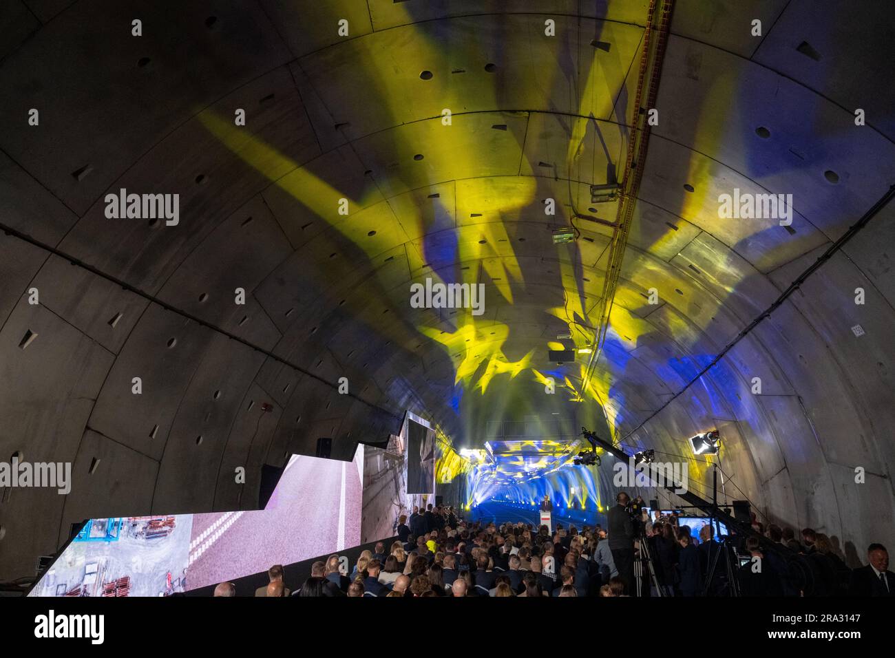 30. Juni 2023, Polen, Swinemünde: Vor der offiziellen Eröffnung sitzen die Menschen im Straßentunnel unter dem Schwein (·wina) in ·winouj·cie. Polen hat einen Autotunnel in der Hafenstadt Swinoujscie (·winouj·cie) eröffnet, der eine weitere Zufahrtsstraße zur beliebten Ferieninsel Usedom bietet. Der Tunnel ist etwa 1,8 km lang und kostet mehr als 200 Millionen Euro, wobei die EU den größten Teil beisteuert. Neben Pendlern könnten beispielsweise auch Urlauber aus Berlin und Brandenburg von der Anbindung profitieren. Foto: Stefan Sauer/dpa Stockfoto