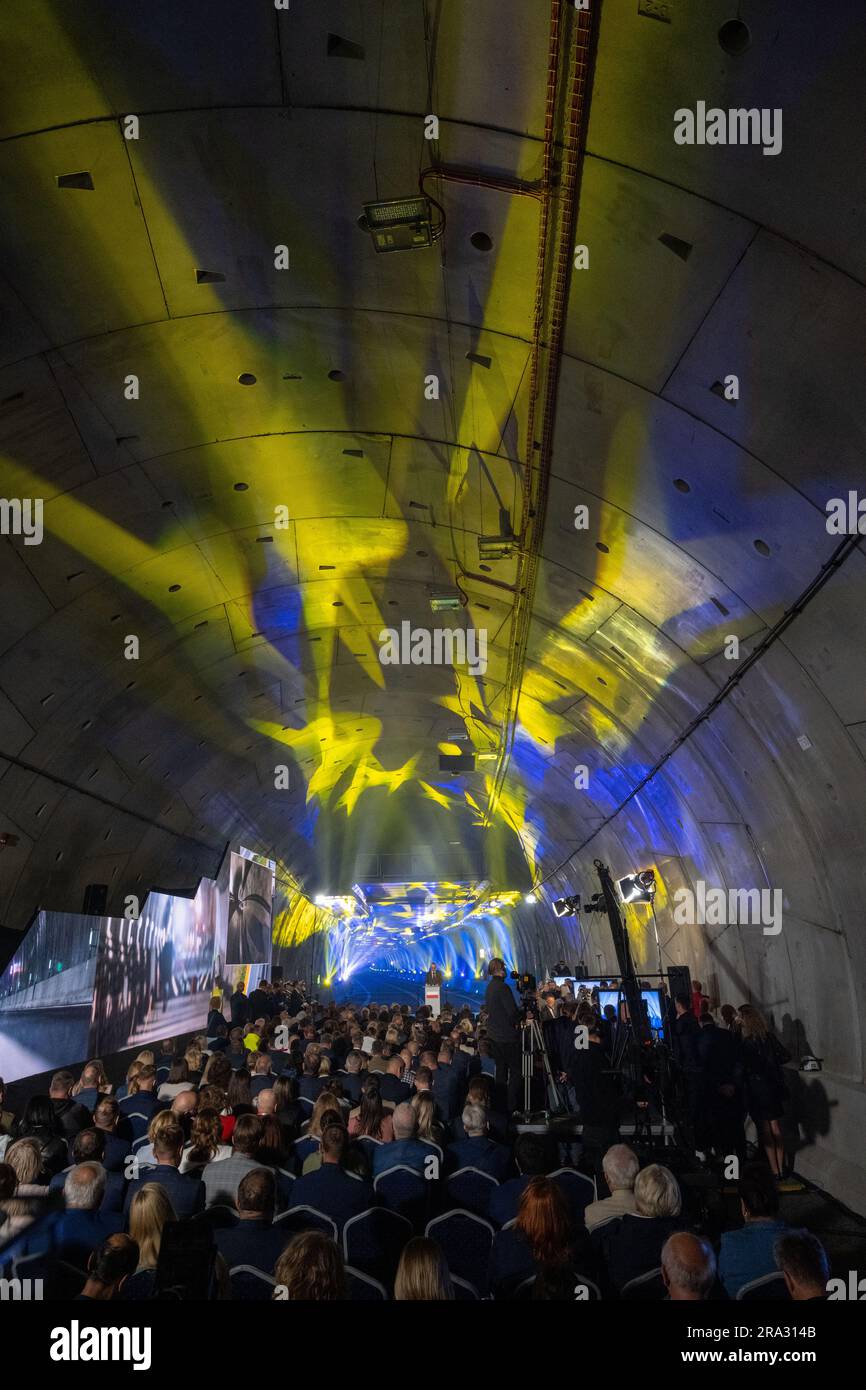 30. Juni 2023, Polen, Swinemünde: Vor der offiziellen Eröffnung sitzen die Menschen im Straßentunnel unter dem Schwein (·wina) in ·winouj·cie. Polen hat einen Autotunnel in der Hafenstadt Swinoujscie (·winouj·cie) eröffnet, der eine weitere Zufahrtsstraße zur beliebten Ferieninsel Usedom bietet. Der Tunnel ist etwa 1,8 km lang und kostet mehr als 200 Millionen Euro, wobei die EU den größten Teil beisteuert. Neben Pendlern könnten beispielsweise auch Urlauber aus Berlin und Brandenburg von der Anbindung profitieren. Foto: Stefan Sauer/dpa Stockfoto