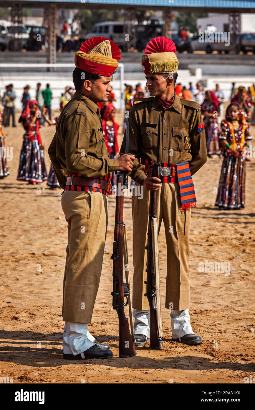 Indische Polizisten in voller Kleidung auf der Pushkar Mela Camel Fair in Pushar. Pushkar, Rajasthan, Indien Stockfoto
