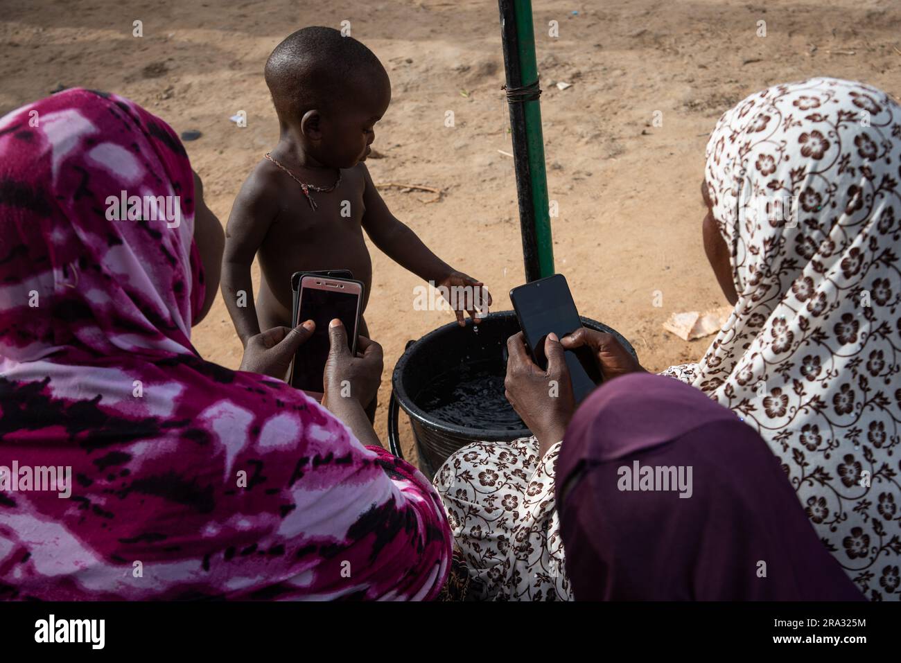 Nicolas Remene / Le Pictorium - Prepaid-Zähler und mobile Anwendung in Niger - 29/5/2020 - Niger / Niamey / Niamey - im Goudel Maourey-Bezirk Niamey in Niger wurden „intelligente“ Wasserzähler installiert, die es jeder Familie ermöglichen, ihren Wasserverbrauch sofort zu bezahlen. Mit einem Mobiltelefon und einer Anwendung. Diese Art von Prepaid-Zähler ermöglicht es den Einwohnern, ihren Verbrauch nach ihrem Einkommen zu regulieren. Dies ermöglicht den Zugang zu Trinkwasser zu Hause zu geringeren Kosten, wobei das System der Vorauszahlung an die unregelmäßigen Einkommen eines großen Teils der Einnahmen angepasst ist Stockfoto