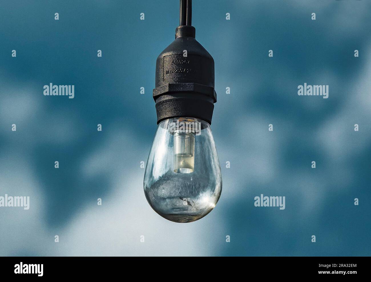 Ein einzelnes Außenlicht vor einem bewölkten Himmel Stockfoto